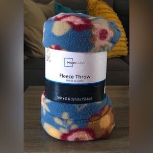 NWT … MAINSTAYS (50 x 60) Fleece Throw